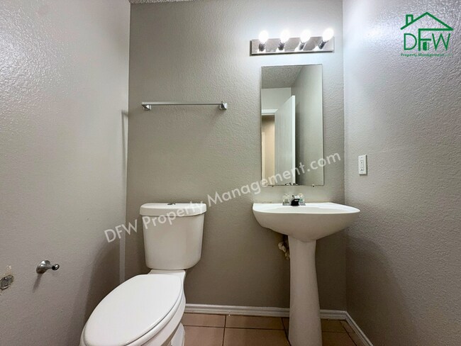 Building Photo - Spacious 4-Bedroom Home with Fireplace & Large Backyard in SW Fort Worth