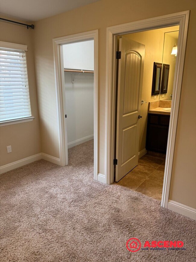 Building Photo - Stunning 4 bedroom + office in Seven Oaks!