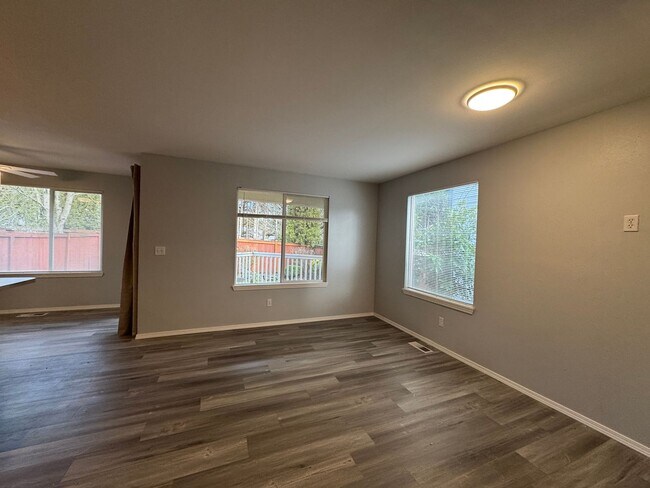 Building Photo - Modern Updated Townhome