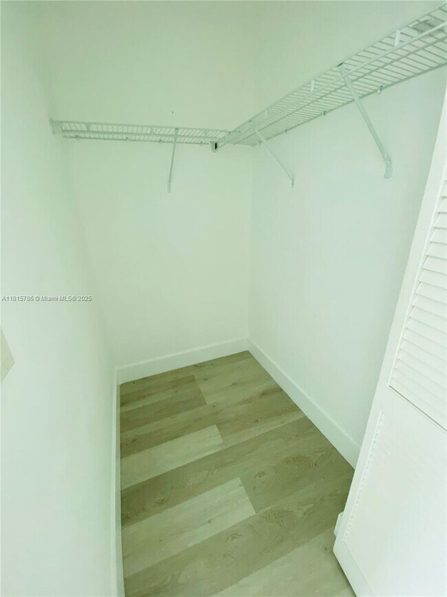 Building Photo - 950 Brickell Bay Dr