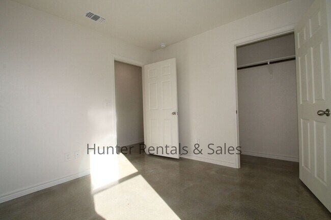Building Photo - Exceptional 3 Bedroom Heights Duplex
