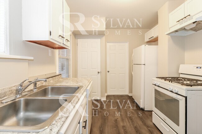 Building Photo - Welcome home to this lovely 3 bedroom, 1 b...