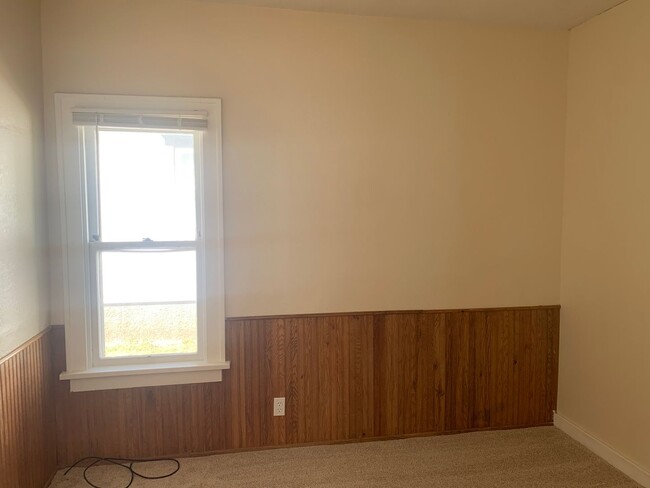 Building Photo - 4 BR/2 BATH HOUSE NEAR AUGUSTANA & USF W/ ...