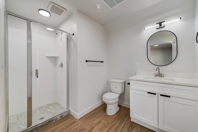 Building Photo - Private Bedroom/Bath in 2,200 Sq Ft 5 Bedr...