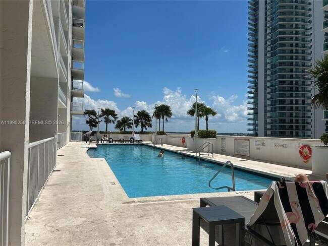 Building Photo - 1200 Brickell Bay Dr