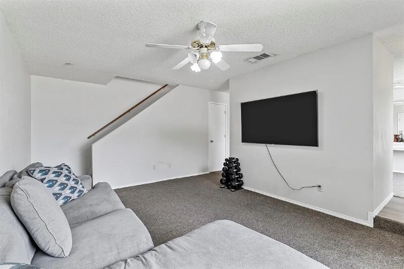 Building Photo - 12714 Hilltop Dr