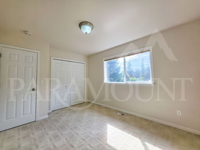 Building Photo - 70 NE Wagon Wheel Rd
