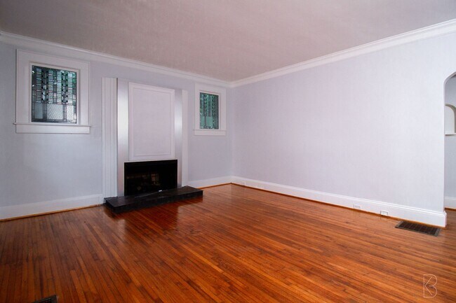 Building Photo - Prime location & Space!