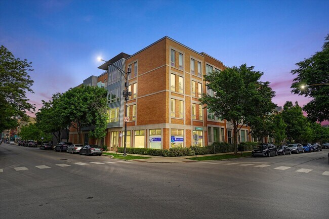 Building Photo - 2755 N Lakewood Ave