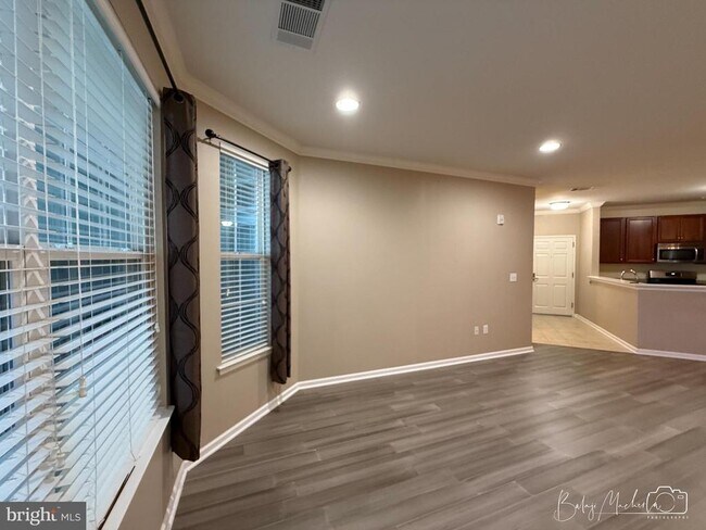 Building Photo - 350 W Elm St
