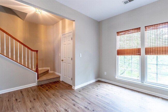 Building Photo - 9618 Blossom Hill Dr