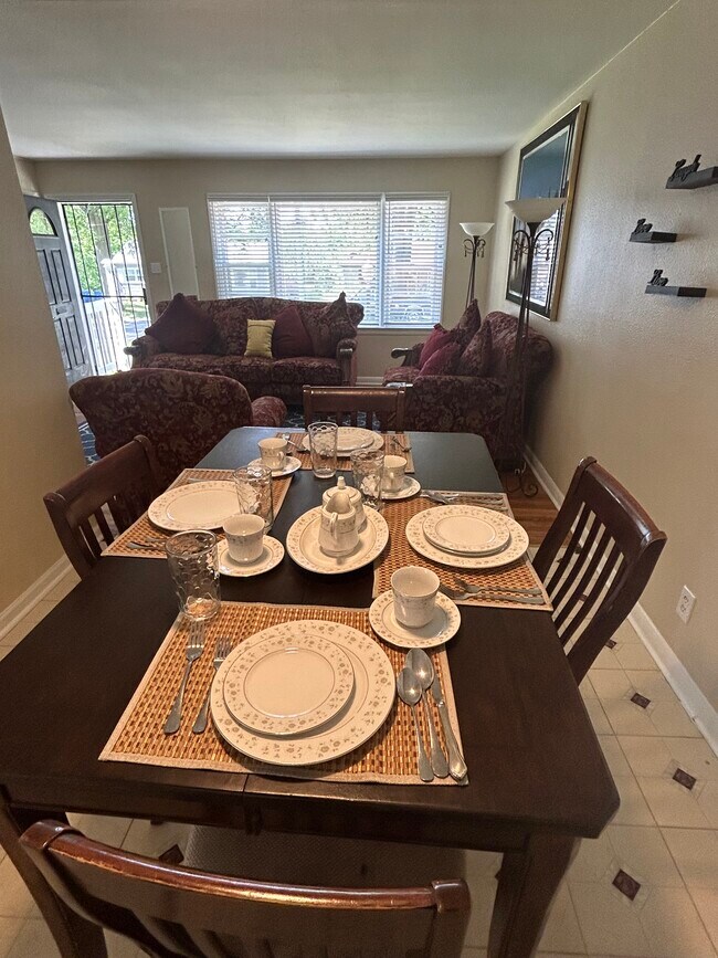 Building Photo - 937 Edgehill Dr