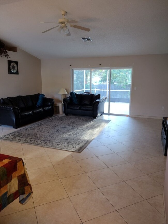 Building Photo - 3 Bedroom 2 Bath House 2 car garage with Large screened in porch! Tenant occupied till March 31st