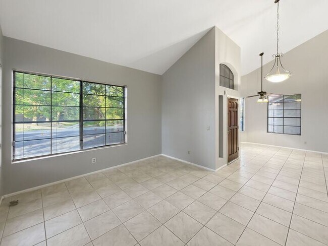 Building Photo - Location! Location! Beautiful 4 Bedroom/ 3 Bath Home! Ray/Kyrene