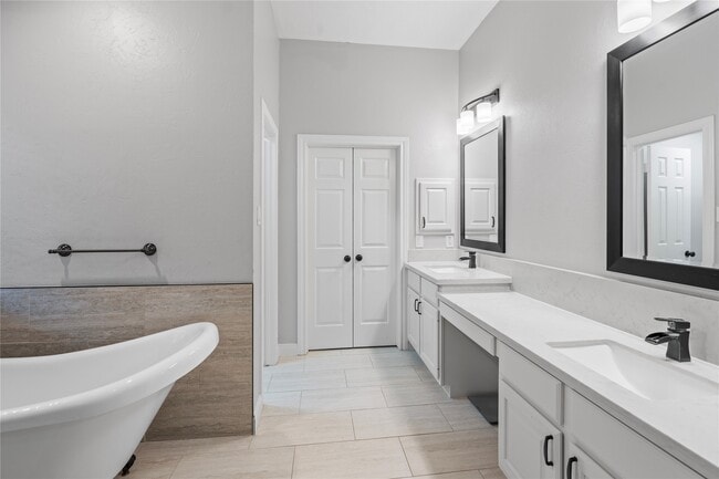 Building Photo - 14215 Scarborough Fair St