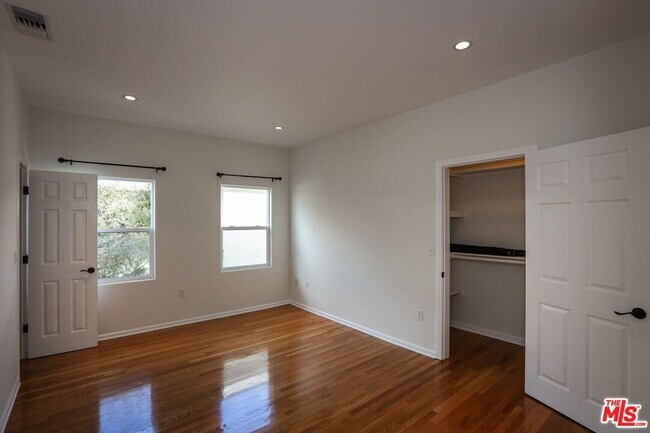 Building Photo - 806 N Alfred St