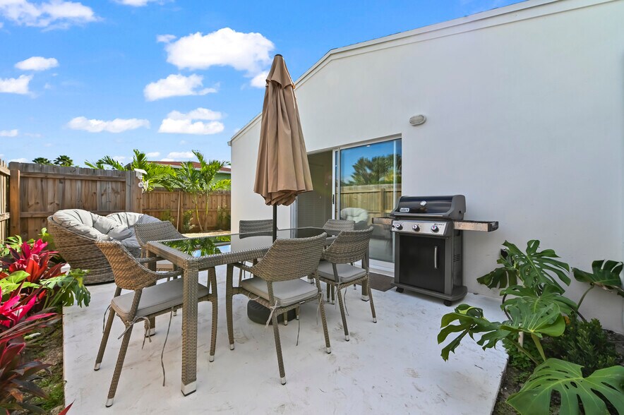 outdoor patio - 3400 Parker Ave