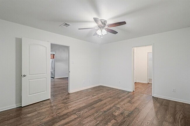 Building Photo - 1208 Bluffview Dr