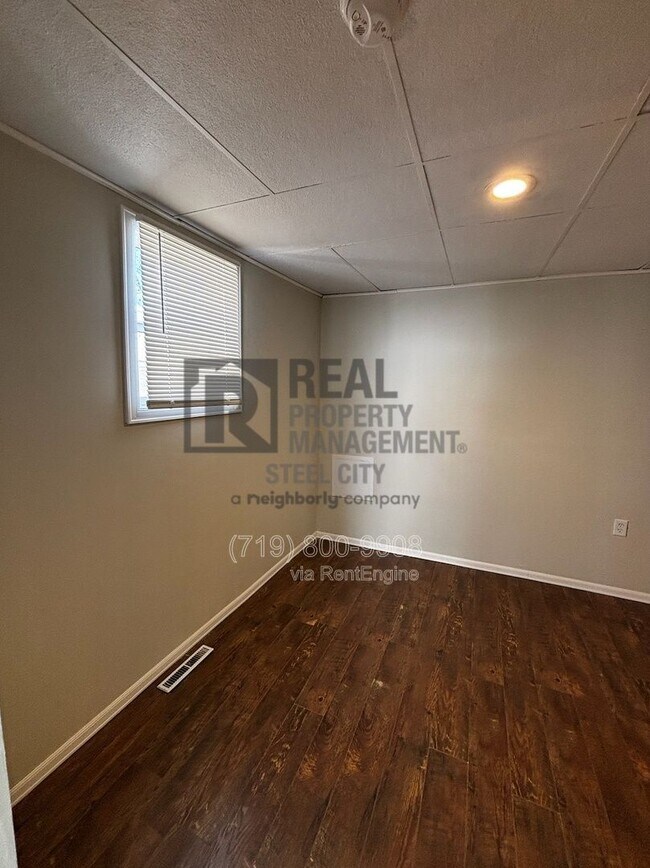 Building Photo - 927 E 1st St