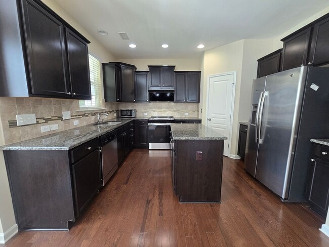 Building Photo - Spacious 4BR, 2.5BA Home with Screened Pat...