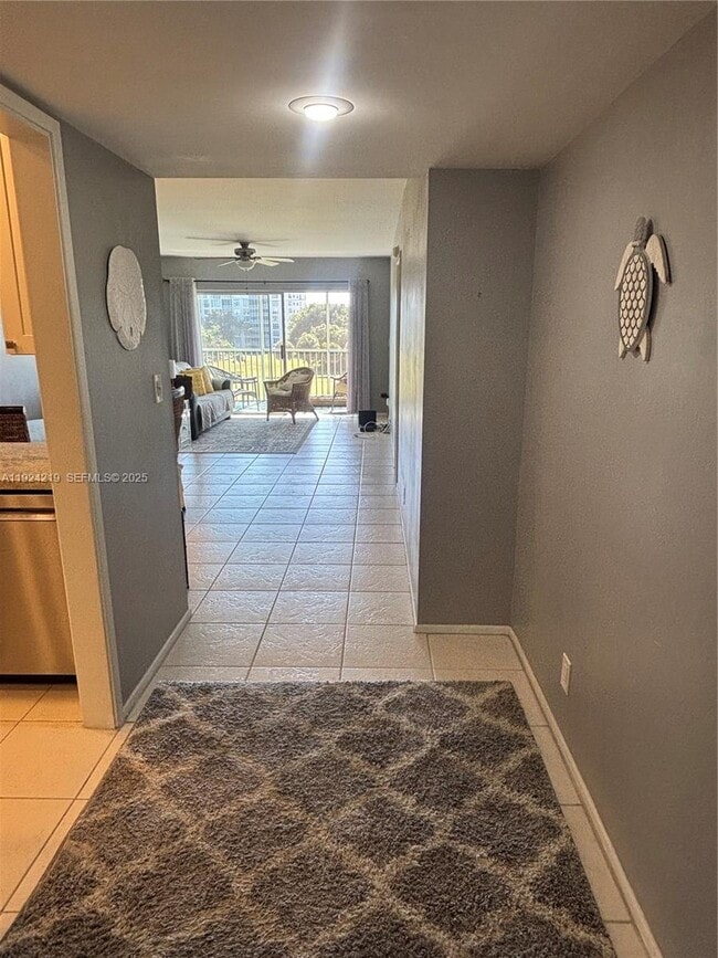 Building Photo - 2900 N Palm Aire Dr