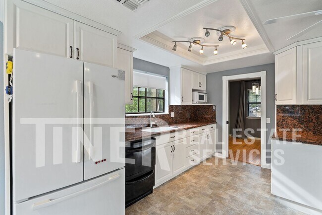 Building Photo - 3065 Cerro Cir