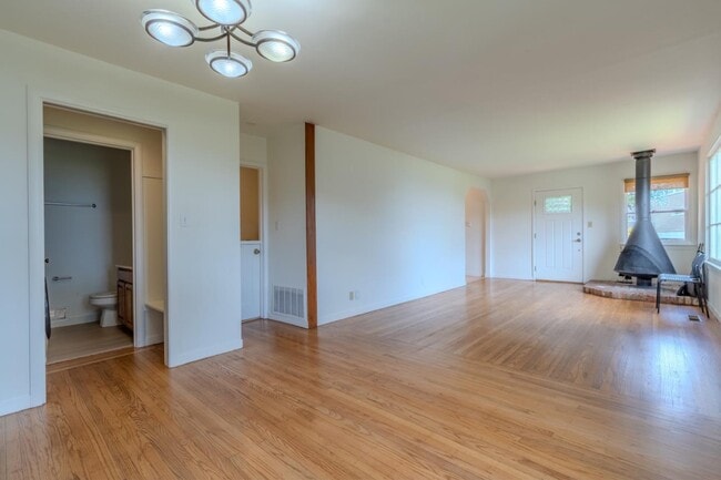 Building Photo - 463 Talbot Ave