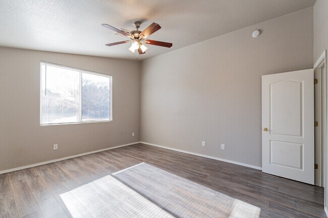 Building Photo - 8220 N Freshwater Ln