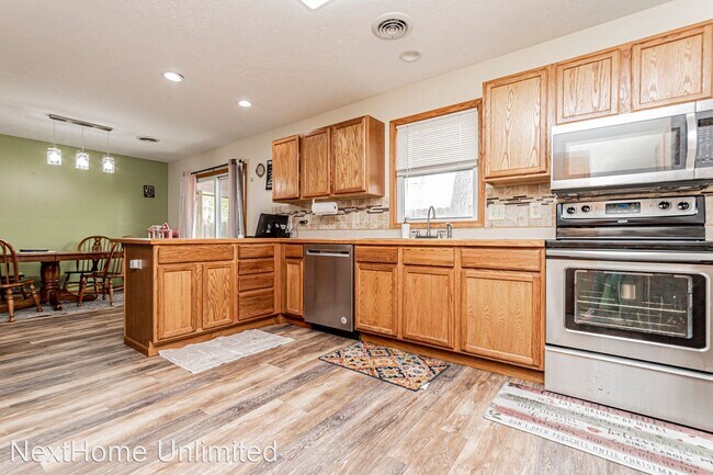 Building Photo - 3 br, 2 bath House - 120 W Spruce St