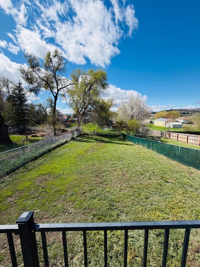 Building Photo - Well-designed 3BD/2BA newer build offers a fantastic layout with flexible living space.