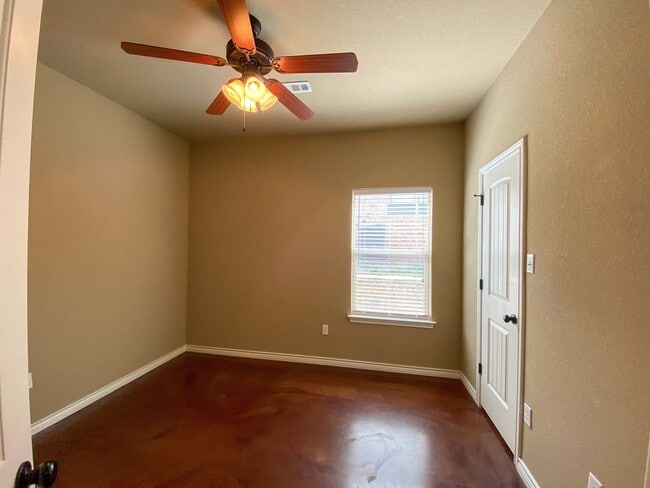 Building Photo - 4  Bedroom Single Famly Home Available Now!
