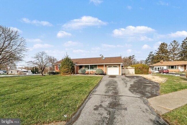 Building Photo - 8 Midland Ct