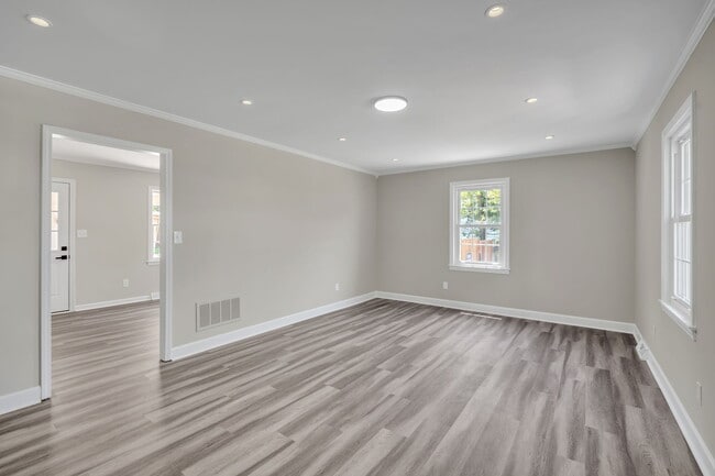 Building Photo - 120 Abbotsford Dr