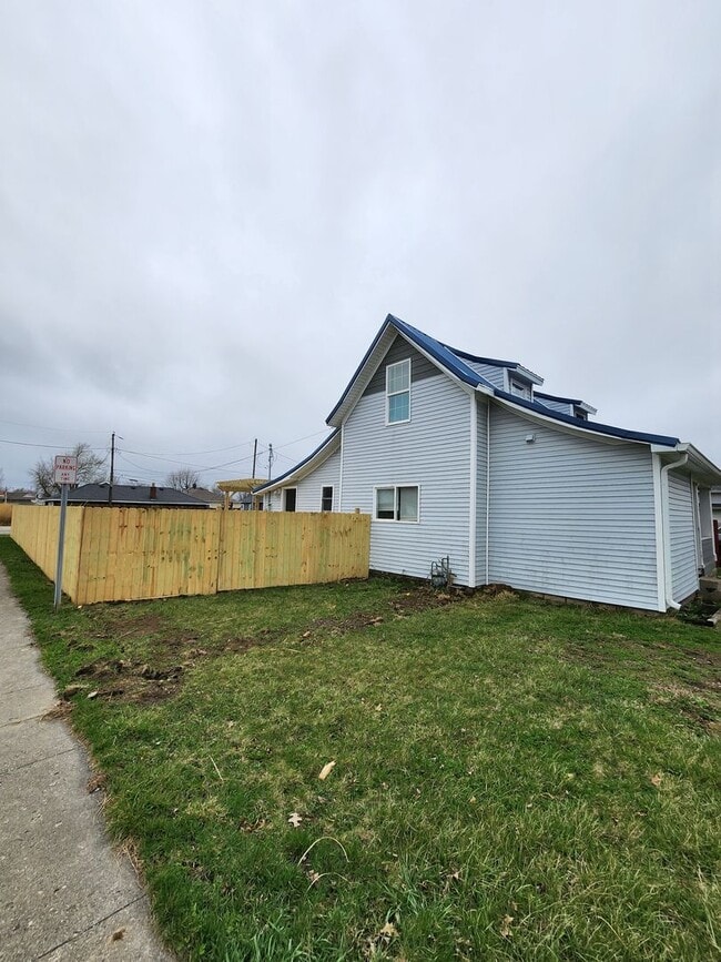 Building Photo - 3 Bedroom 2 bath