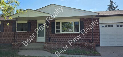 Building Photo - 904 Coolidge St