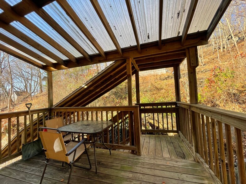 Covered Deck - 73 W Thames St