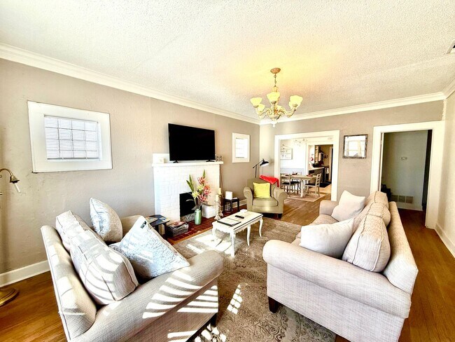 Building Photo - Furnished Short Term Rental