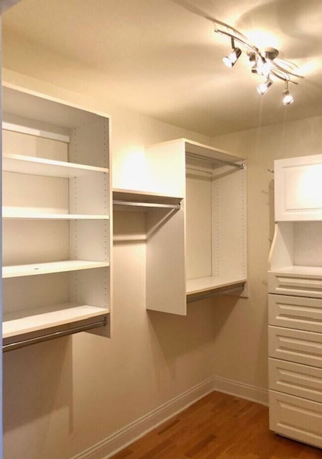 Building Photo - Top Floor Condo in Great Carmel Location!