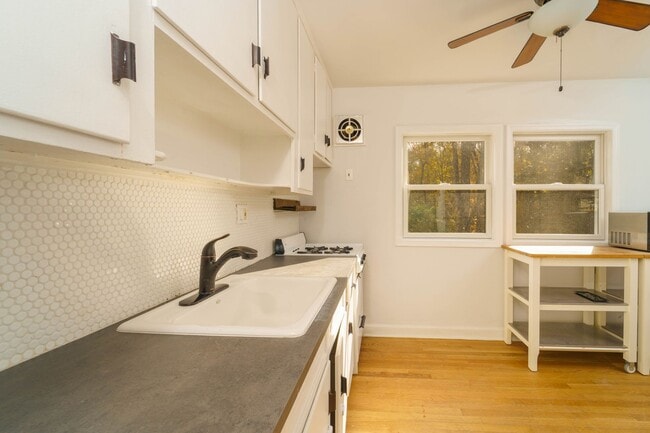 Building Photo - Quaint 2 Bedroom 2 Bath Cottage Style Home Near Rock Creek in Bethesda