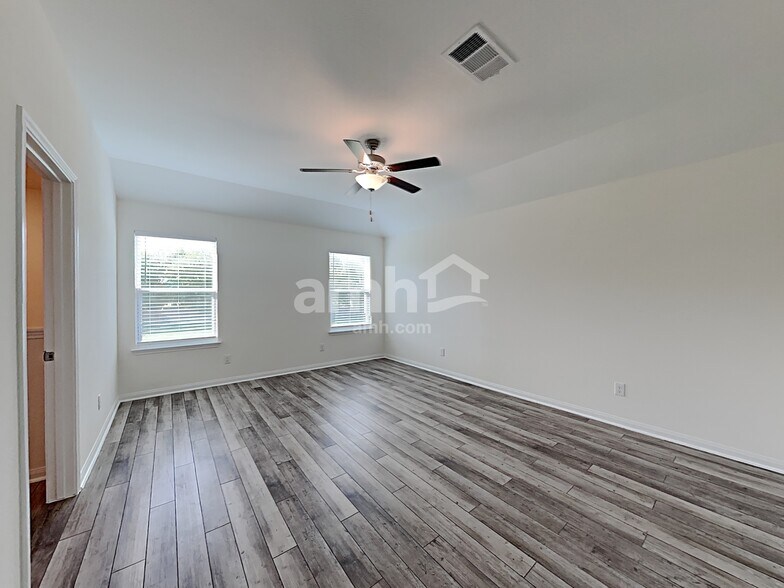 Building Photo - 1319 Treeta Trail