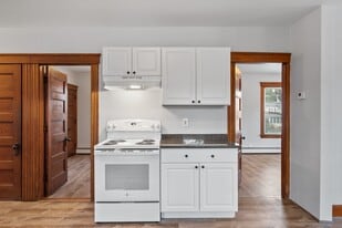 Building Photo - 267 Pleasant St