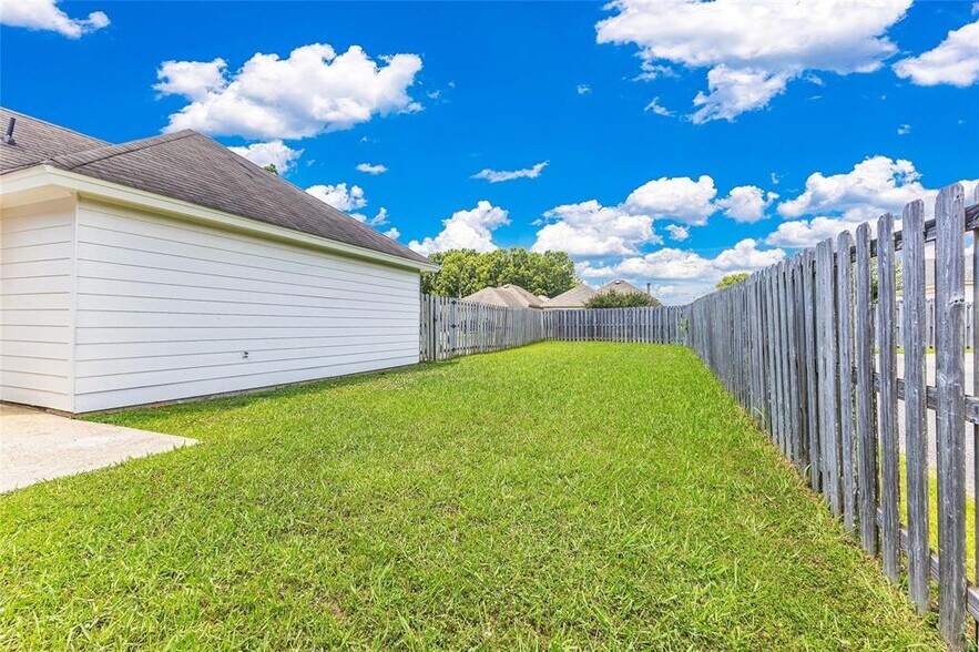 Building Photo - 3925 Claiborne Cir
