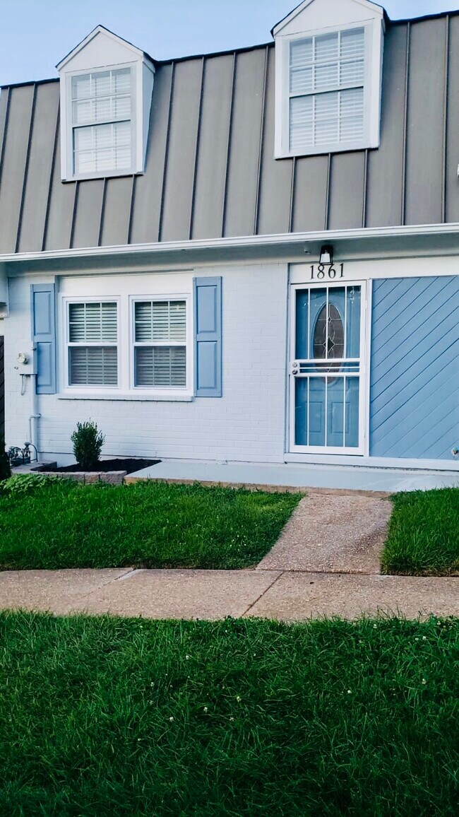 Building Photo - 1861 Village Green Dr