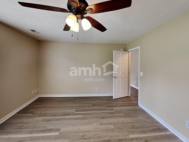 Building Photo - 3744 Henricks Hill Dr