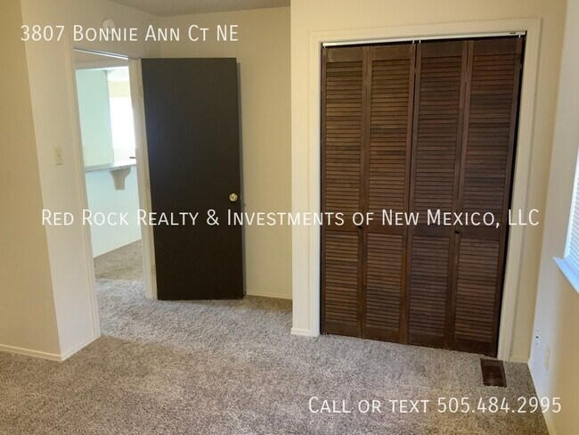 Building Photo - 3807 Bonnie Ann Ct NE