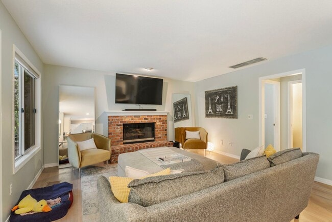Building Photo - Private Retreat Backing to Trails in the Heart of Lake Oswego