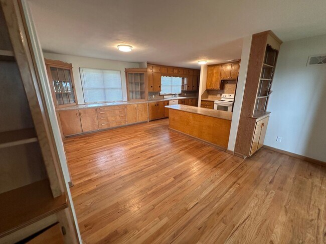 Building Photo - Louisville Farmhouse With Walkout basement