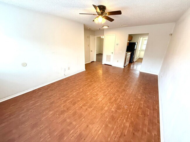 Building Photo - **APPLICATION RECEIVED** **MOVE IN SPECIAL!!** Spacious 2 Bedroom / 2 Bath Unit!