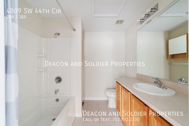 Building Photo - 4809 SW 44th Cir