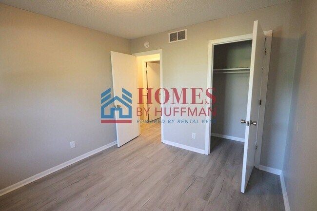 Building Photo - Three Bedroom House | Remodeled & Move in Ready | Deposit Special